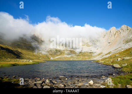 Lac dans la vallée de Acherito Oza, Pyrénées en Espagne. Banque D'Images