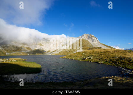 Lac dans la vallée de Acherito Oza, Pyrénées en Espagne. Banque D'Images