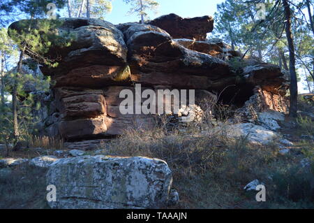 28 Décembre, 2013. Albarracin, Teruel, Aragon, Espagne. Grotte de l'âge du Fer Avec Ruprest peintures dans la pinède de Rodeno. L'histoire, les voyages, la nature, Banque D'Images