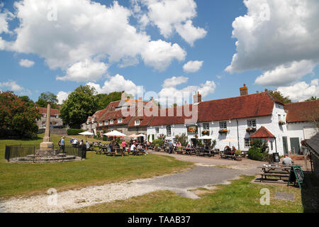 La pittoresque Tiger Inn at East Dean, East Sussex, populaire auprès des marcheurs et randonneurs sur les South Downs, UK Banque D'Images