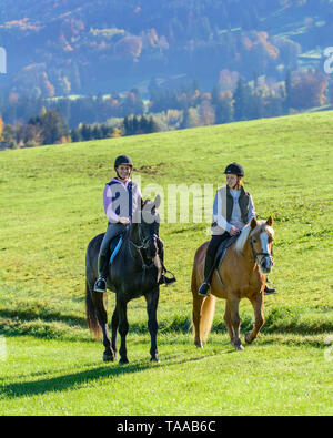 Les femmes faisant une visite détendue sur leurs chevaux dans Falltime (Temps de Banque D'Images