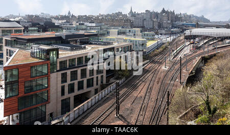 Elevevated vue plongeante sur la voie ferrée de la gare de Waverley en provenance de l'Est. Banque D'Images