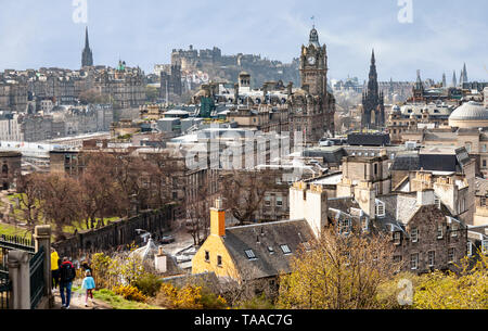 Vue d'une partie surélevée d'Édimbourg, en Écosse, comme vu de Calton Hill. Caractéristiques : visible l'Hôtel Balmoral, le Scott Monument, Édimbourg Ca Banque D'Images