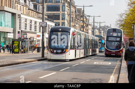 Transport public sur Princes Street, Édimbourg, Écosse, montrant un bus dans un bus lane, un tram sur les lignes de tramway. Plusieurs plus de bus sont derrière le tram Banque D'Images