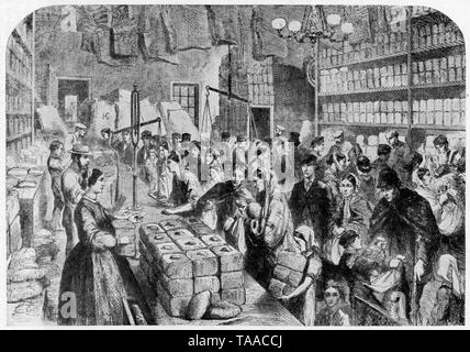 La scène au cours de la famine de coton dans le Lancashire', 1862. Plaque de l'Illustrated London News, 29 novembre 1863. La famine du coton a été une dépression dans l'industrie textile dans le nord-ouest de l'Angleterre, provoquée par l'interruption des importations de coton en provenance du Nord causés par la guerre civile américaine. Cette gravure représente une scène au Manchester Salford et prévoyance, qui a émis des billets à disposition pour aider à soulager la détresse. Banque D'Images