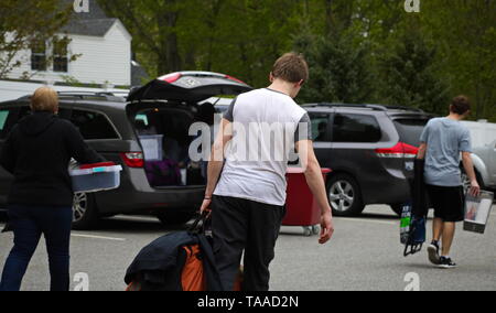 Storrs, CT / USA - 10 mai 2019 : un étudiant se déplace hors des dortoirs accompagné de son frère et de la mère Banque D'Images