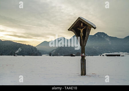 Croix chrétienne sur une prairie dans les Alpes bavaroises, lieu de culte Banque D'Images
