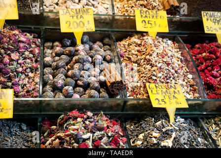Différents thés à partir de fleurs et d'épices dans le célèbre marché aux épices à Istanbul Turquie Banque D'Images