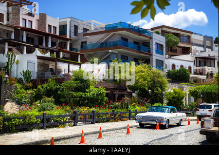 BODRUM, TURQUIE - 25 MAI 2016 : Vintage luxe voiture blanche debout devant l'entrée de l'hôtel Banque D'Images