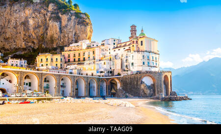 La ville d'Amalfi sur la ligne de côte de la mer méditerranée, Italie Banque D'Images