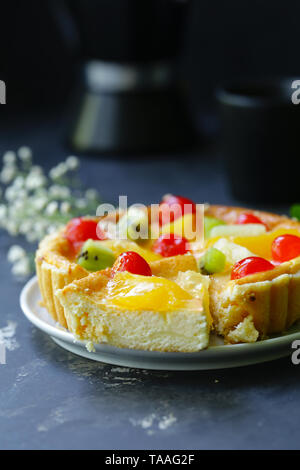 Mini dessert tarte de fromage cottage, fruits et baies Banque D'Images