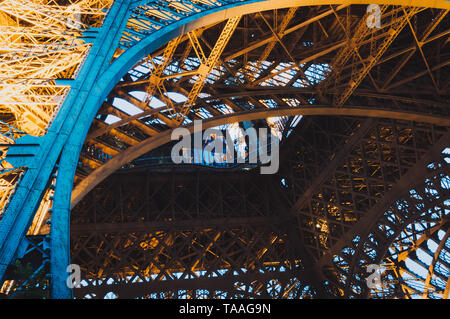 Détails architecturaux de l'intérieur de la célèbre Tour Eiffel à Paris Banque D'Images