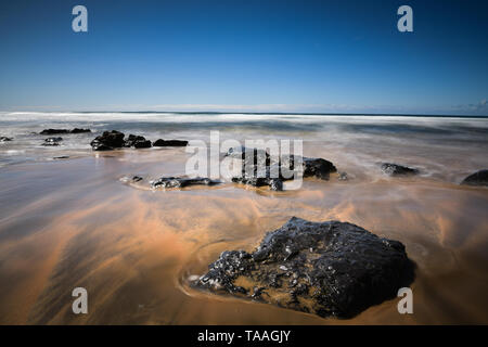 Les roches sur Fanore Strand lorsque la marée commence à venir dans d'un très beau. Ce qui m'a frappé, c'est la couleur du sable ! ! ! Banque D'Images