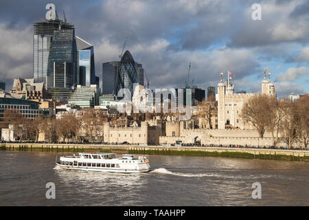 La tour et la ville depuis le Tower Bridge, Londres, Royaume-Uni. Banque D'Images