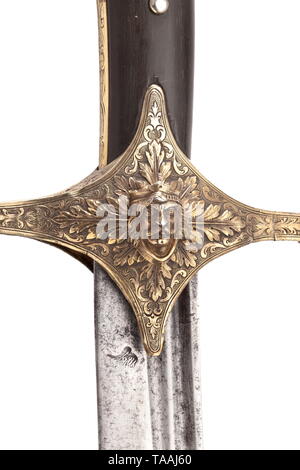 Une superbe montée sur argent pour un sabre magnat hongrois, circa 1870/80 Ancien, légèrement courbe, lame unique datant du 17ème siècle, avec une large lame à double point. Fullers double des deux côtés, la racine avec un pseudo inscription et un bain turc marque (tughra ?) gravé sur une face. Les quillons avec décor en relief gravé et doré richement ciselé en argent, un bras fissurés et stabilisée. À l'avant, la tête d'un prince Magyar en demi-relief. Panneaux de poignée corne foncé avec des bandes d'adhérence finement gravée sur le pommeau, les boucher avec un système intégré, traiteur, Additional-Rights Clearance-Info-Not-Available- Banque D'Images