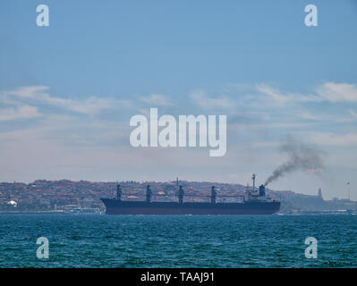 Vue de détroit du Bosphore grand cargo un jour d'été, Istanbul, Turquie. Banque D'Images