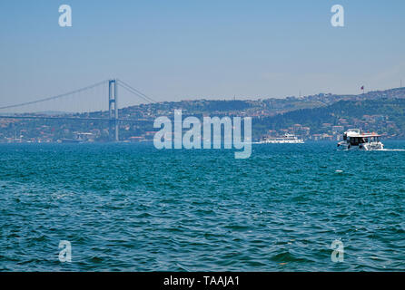 Vue de détroit du Bosphore deuxième pont (pont Fatih Sultan Mehmet) et un bateau de croisière sur une journée d'été, Istanbul, Turquie. Banque D'Images