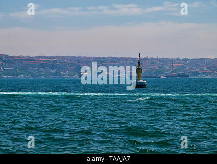 Vue de détroit du Bosphore sur une journée d'été, Istanbul, Turquie. Banque D'Images