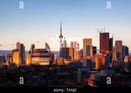Le centre-ville de Toronto Skyline au petit matin heure lever du soleil d'or Banque D'Images