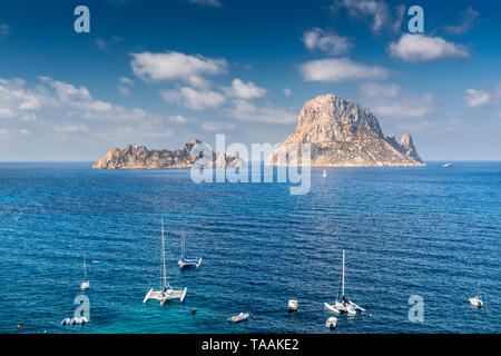 Es Vedrà est une île des Baléares, situé à quelques centaines de mètres au large de la côte ouest d'Ibiza, à proximité de la Cala d'Hort. Au nord de la Banque D'Images