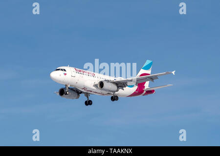 Munich, Allemagne - 08. Février 2019 : Eurowings Airbus A319-132 à l'avion immatriculé D-AGWA dans l'approche de la piste du nord de l'UM Banque D'Images