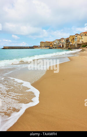 Plage de Cefalù, Sicile, Italie Banque D'Images