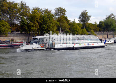 Voyage en bateau sur la Seine, Paris, France Banque D'Images