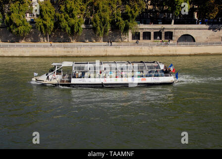 Voyage en bateau sur la Seine, Paris, France Banque D'Images