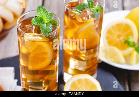 Libre de deux verres de thé glace avec les tranches de citron et des glaçons. Banque D'Images
