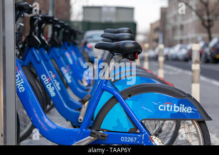 Citibikes sur New York City street, Manhattan, New York, USA Banque D'Images