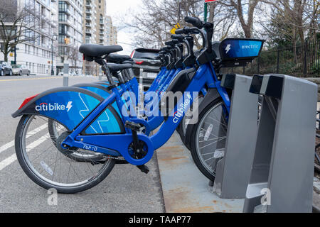 Citibikes sur New York City street, Manhattan, New York, USA Banque D'Images