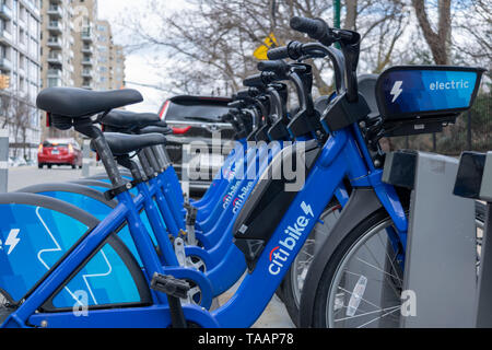 Citibikes sur New York City street, Manhattan, New York, USA Banque D'Images