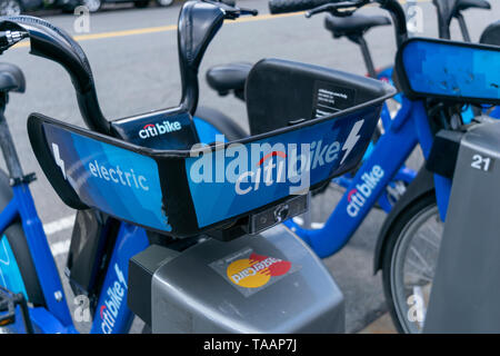 Citibikes sur New York City street, Manhattan, New York, USA Banque D'Images