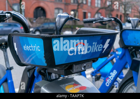 Citibikes sur New York City street, Manhattan, New York, USA Banque D'Images