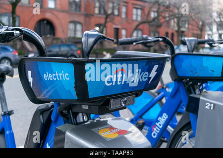 Citibikes sur New York City street, Manhattan, New York, USA Banque D'Images