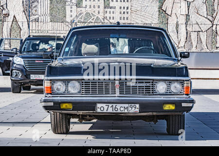 Korolev, Russie - 18 mai 2019 : automobile rétro Tchaïka pour les membres du gouvernement de l'URSS sur la place de la ville au moment de la parade des voitures rétro. Banque D'Images