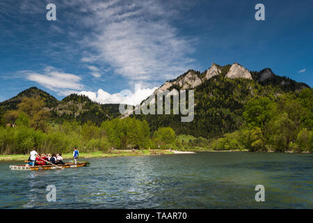 SZCZAWNICA, POLOGNE - Mai 2019 : traditionnel du rafting sur la rivière Dunajec sous trois montagnes Pieniny Couronnes pic dans le parc national. Banque D'Images