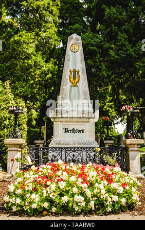 La tombe de Beethoven à Vienne entre les arbres du cimetière central. Banque D'Images