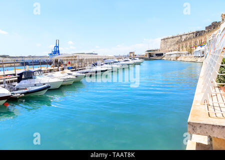 Yachts amarrés dans la Valletta Waterfront, Ferry Pier, port de croisière, journée ensoleillée Banque D'Images