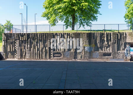 Art de métro sculptures murales en béton par Bill (William) Mitchell sous le pont de Hockley à Birmingham, au Royaume-Uni Banque D'Images