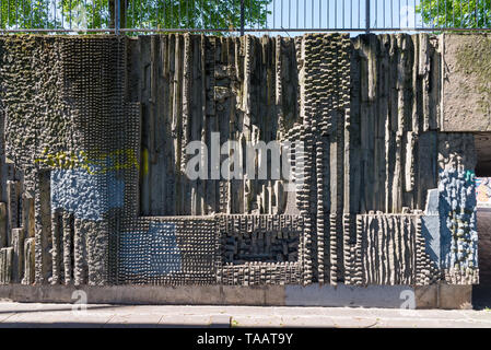 Art de métro sculptures murales en béton par Bill (William) Mitchell sous le pont de Hockley à Birmingham, au Royaume-Uni Banque D'Images