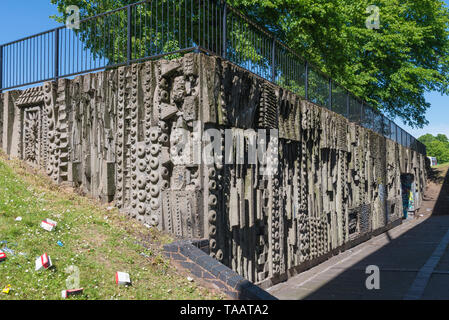 Art de métro sculptures murales en béton par Bill (William) Mitchell sous le pont de Hockley à Birmingham, au Royaume-Uni Banque D'Images