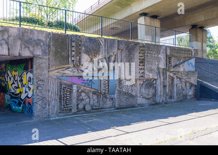 Art de métro sculptures murales en béton par Bill (William) Mitchell sous le pont de Hockley à Birmingham, au Royaume-Uni Banque D'Images