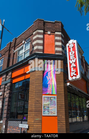 Le drapeau arc-en-ciel sur l'affichage à Birmingham's gay trimestre pour célébrer la fierté de Birmingham festival lgbt gay Banque D'Images