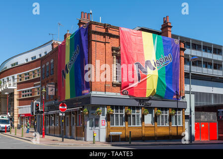 Le drapeau arc-en-ciel sur l'affichage à l'extérieur manquant dans Birmingham, pub gay gay-trimestre pour célébrer la fierté de Birmingham festival lgbt gay Banque D'Images