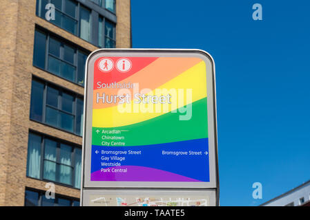 Le drapeau arc-en-ciel sur l'écran de la carte conseil street à Birmingham's gay trimestre pour célébrer la fierté de Birmingham festival lgbt gay Banque D'Images