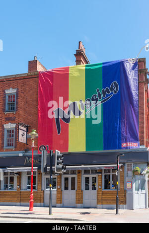 Le drapeau arc-en-ciel sur l'affichage à l'extérieur manquant dans Birmingham, pub gay gay-trimestre pour célébrer la fierté de Birmingham festival lgbt gay Banque D'Images