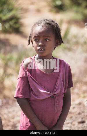 Petite fille en zone rurale, l'Éthiopie. L'accaparement de terres laisse de nombreuses communautés de vivre dans la pauvreté au milieu de raréfaction des ressources naturelles Banque D'Images