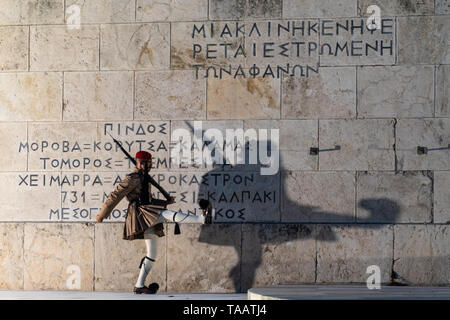 Athènes, Grèce - 16 mai 2019 : la garde présidentielle, aka Evzone, en face de la maison du parlement à Athènes, Grèce capitale. Banque D'Images