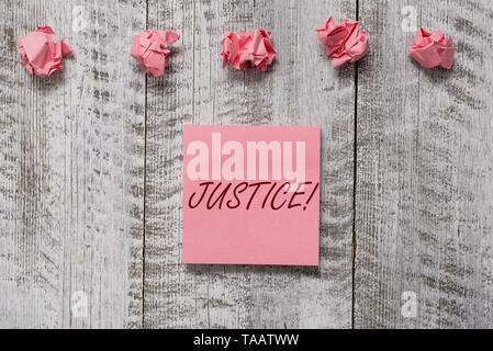 L'écriture de texte Word La Justice. Photo d'affaires mettant en valeur de réglage impartial des demandes contradictoires ou l'affectation de l'ensemble d'épais papier note ordinaire avec scra Banque D'Images
